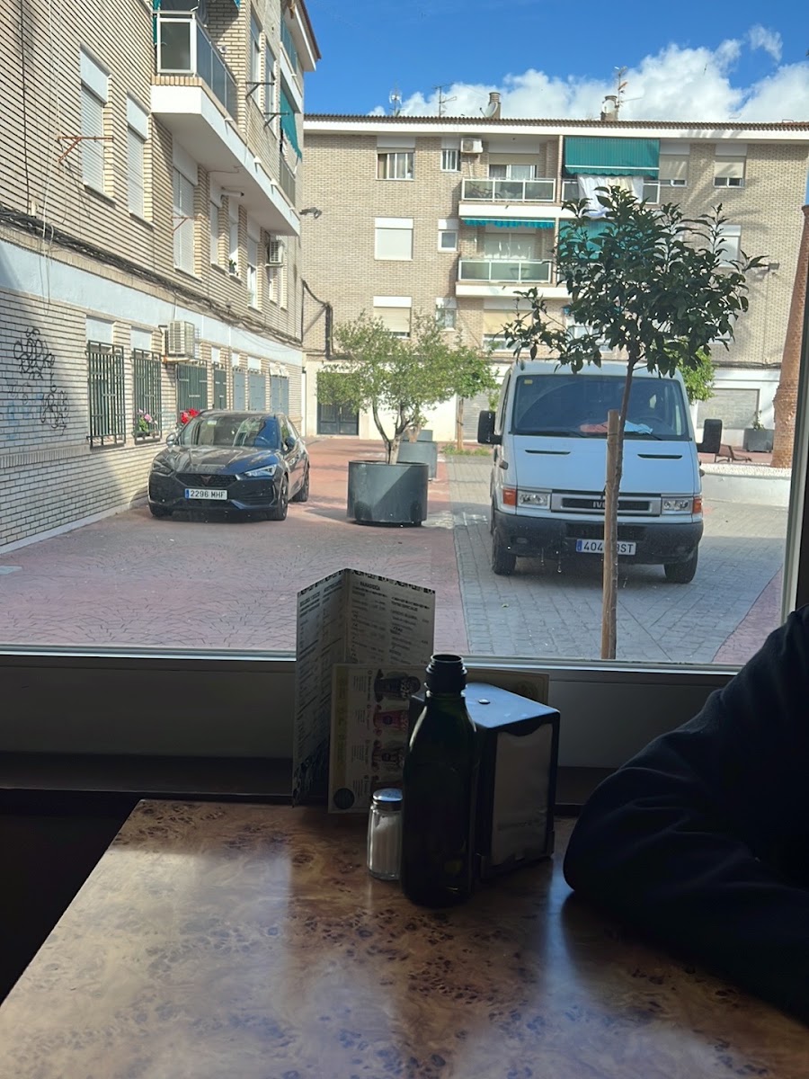 Interior de Café Nueva Viena, rincón junto a la ventana en Salobreña