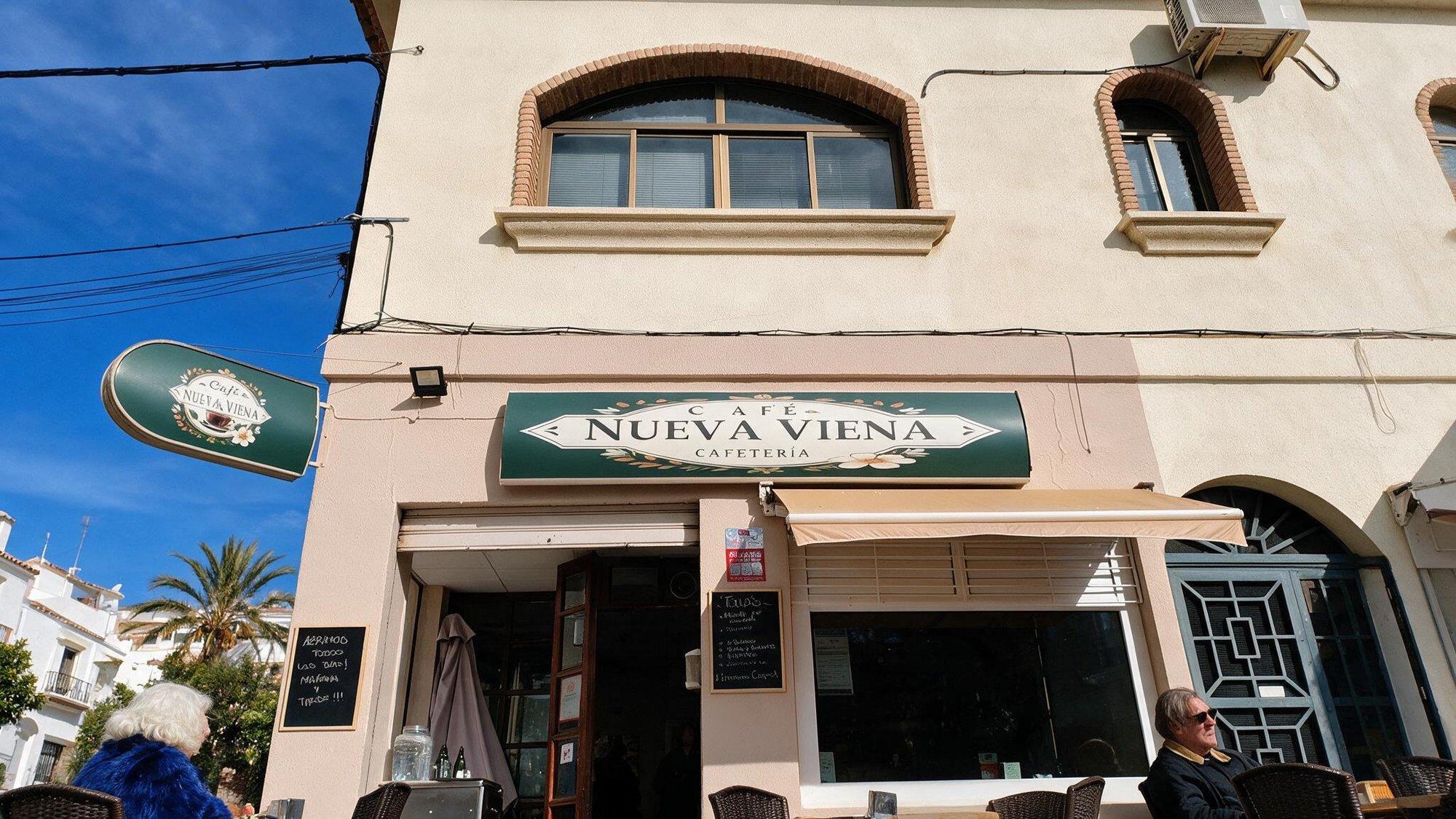 Fachada de Café Nueva Viena en la Plaza del mar, Salobreña