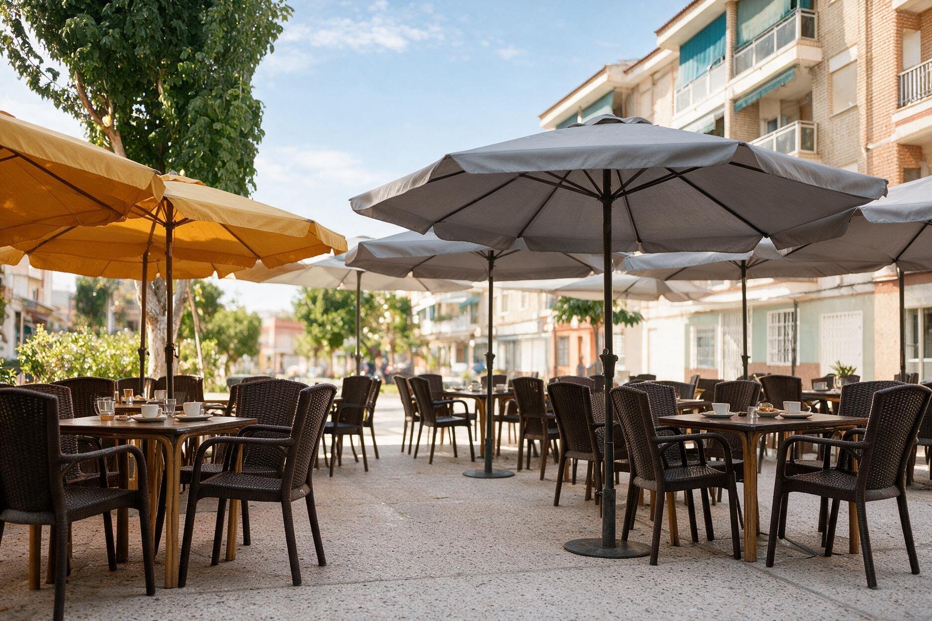 Terraza exterior de Café Nueva Viena en la Plaza del mar, Salobreña